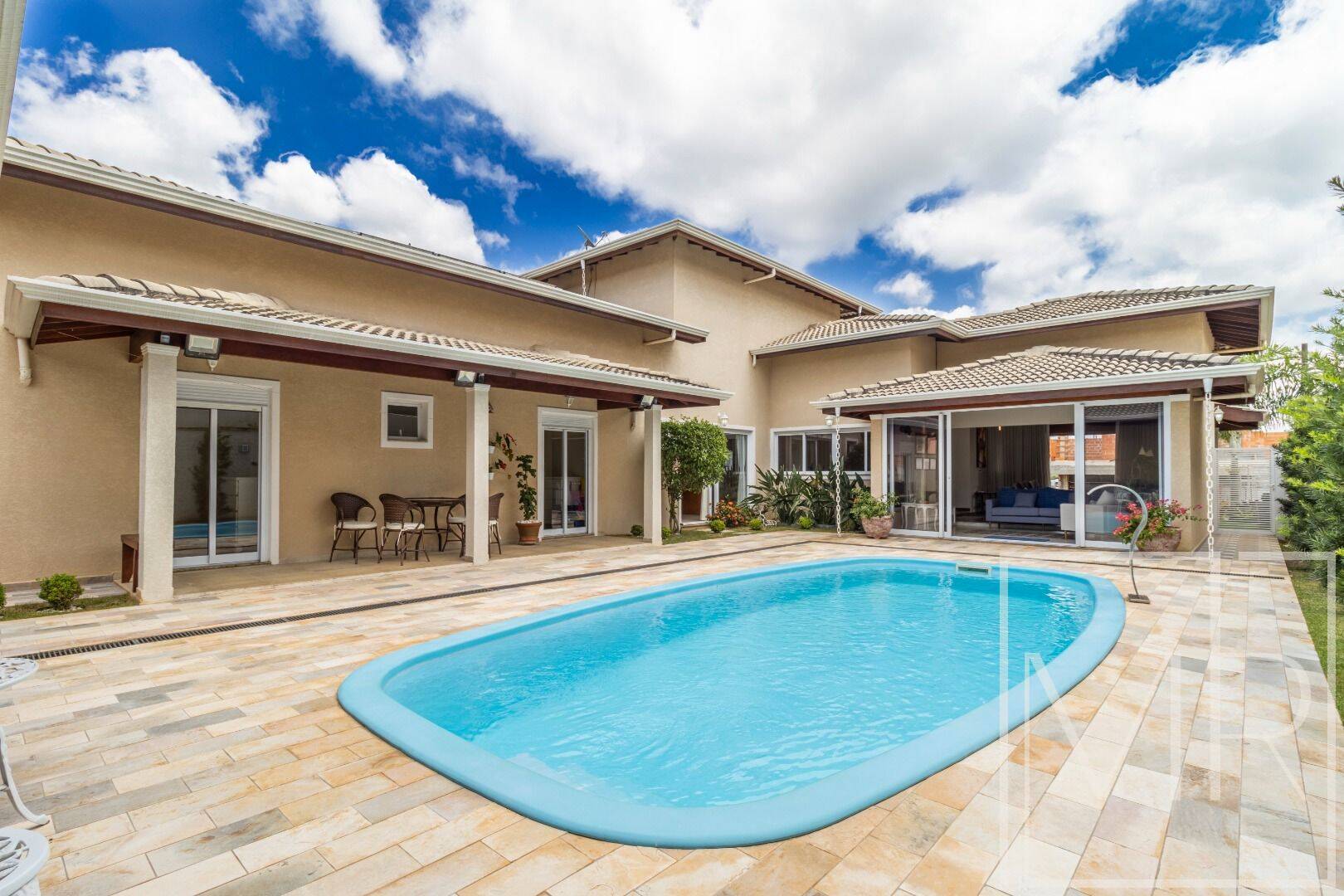 Casa, 4 quartos, 232 m² - Foto 1