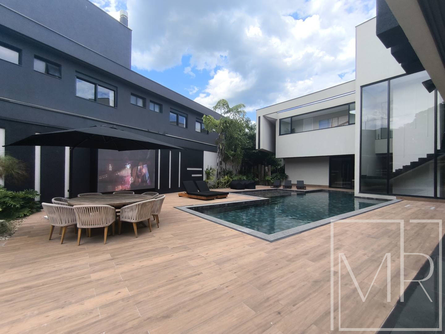 Casa, 7 quartos, 1335 m² - Foto 1